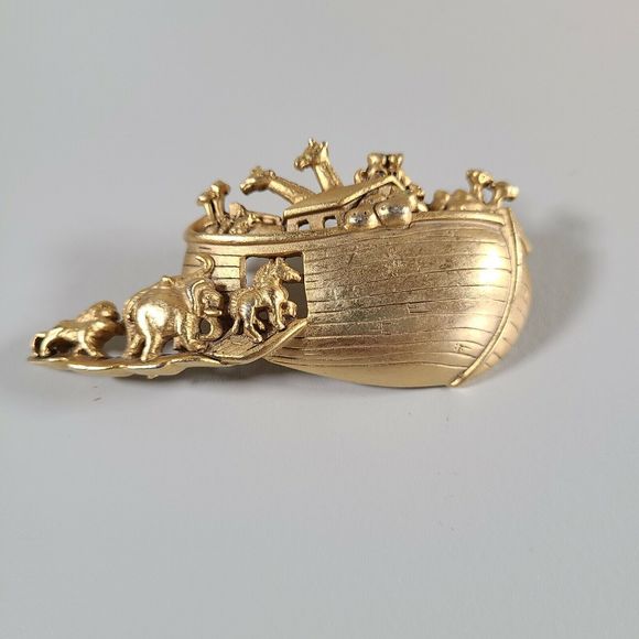 *Vintage Matte Gold Tone Noah's Arc Pin Brooch with Animals Signed AJC - Picture 2 of 8